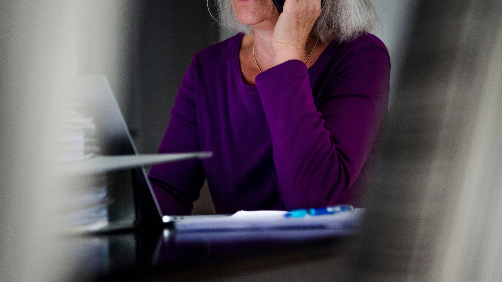 Eine Seniorin telefoniert Eine Seniorin telefoniert