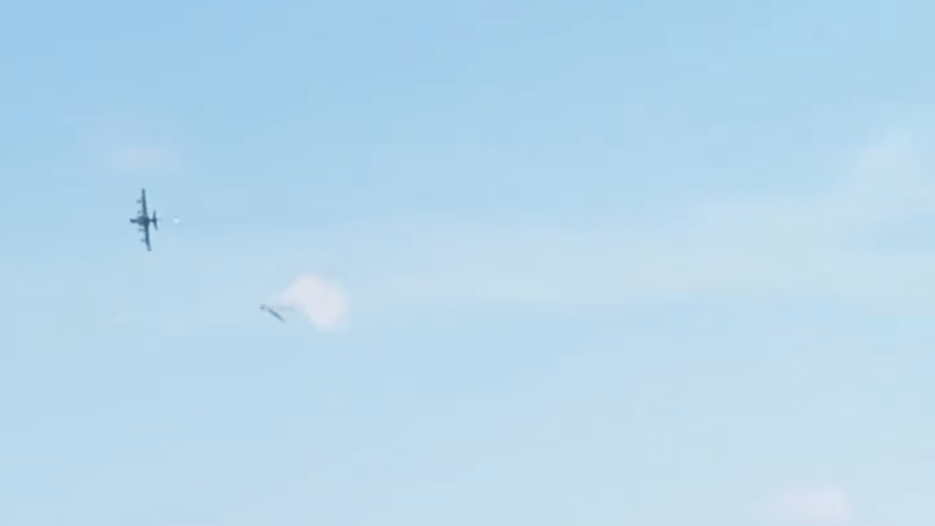 Ein russischer Kampfjetpilot feuert Raketen auf seinen Kollegen.