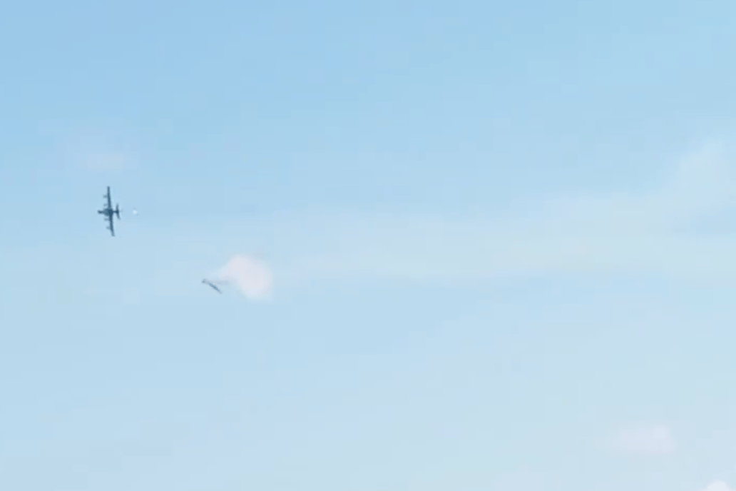 Ein russischer Kampfjetpilot feuert Raketen auf seinen Kollegen. Ein russischer Kampfjetpilot feuert Raketen auf seinen Kollegen.