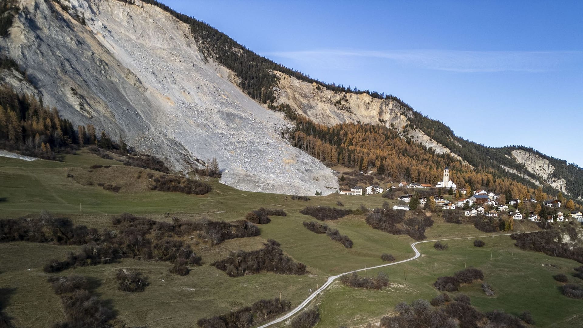 Ein Blick auf das Dorf Brienz in der Schweiz: Ein riesiger Schutt- und Steinstrom droht das Schweizer Dorf mitzureißen.