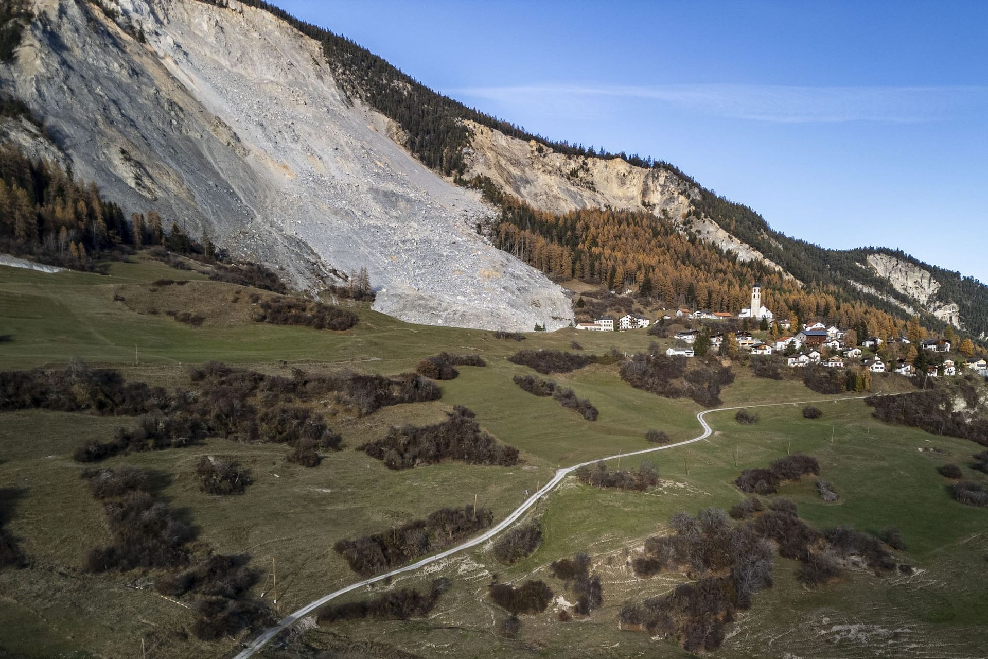 Ein Blick auf das Dorf Brienz in der Schweiz: Ein riesiger Schutt- und Steinstrom droht das Schweizer Dorf mitzureißen.
