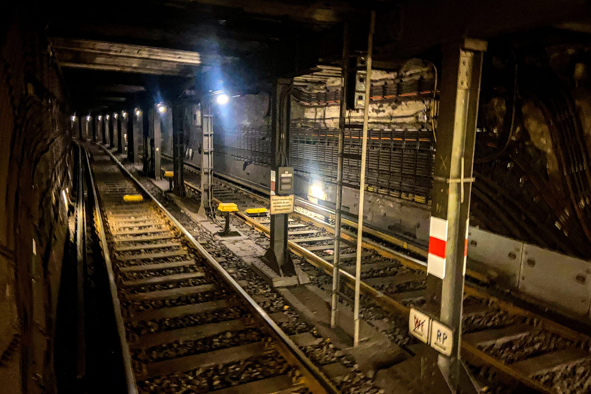 Ein U-Bahn-Tunnel (Archivbild): In Hamburg kam es am Bahnhof Altona zu einem Großeinsatz.