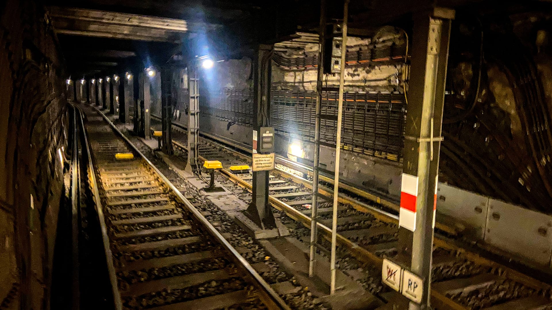 Ein U-Bahn-Tunnel (Archivbild): In Hamburg kam es am Bahnhof Altona zu einem Großeinsatz.