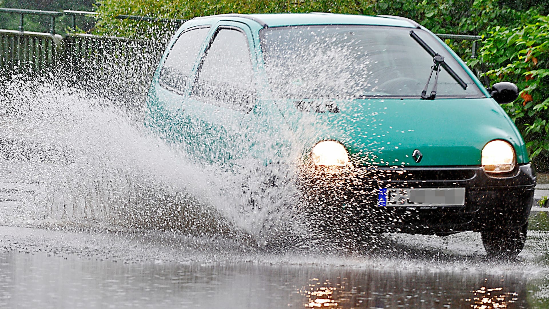 Auto pflügt durch eine Pfütze (Symbolfoto): Im Ruhrgebiet werden statt des mancherorts befürchteten Starkregens eher kleinere Schauer erwartet. Auto pflügt durch eine Pfütze (Symbolfoto): Im Ruhrgebiet werden statt des mancherorts befürchteten Starkregens eher kleinere Schauer erwartet.