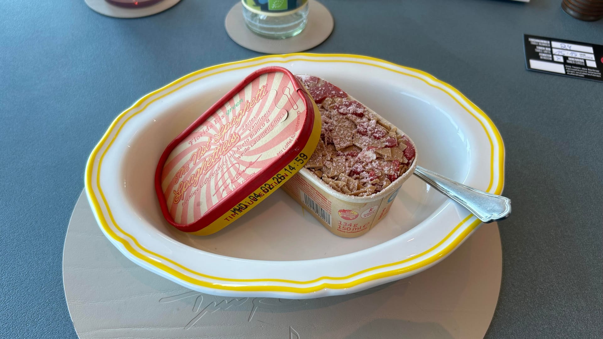 Eis im Pappbecher, Nachtisch bei Tim raue im Berliner Fernsehturm am 20. Juni 2025