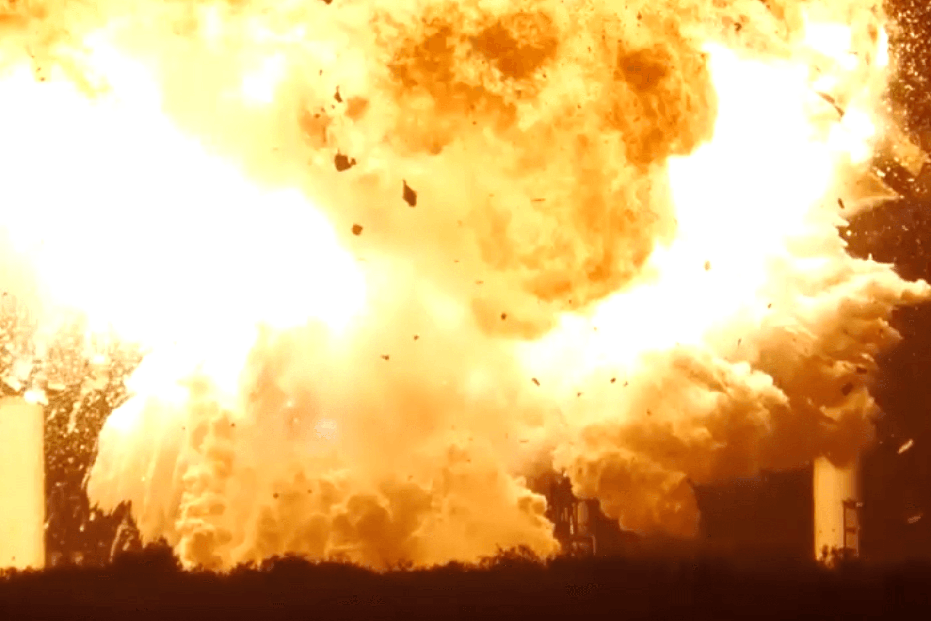Die SpaceX-Rakete "Starship 36" geht in Flammen auf. Die SpaceX-Rakete "Starship 36" geht in Flammen auf.