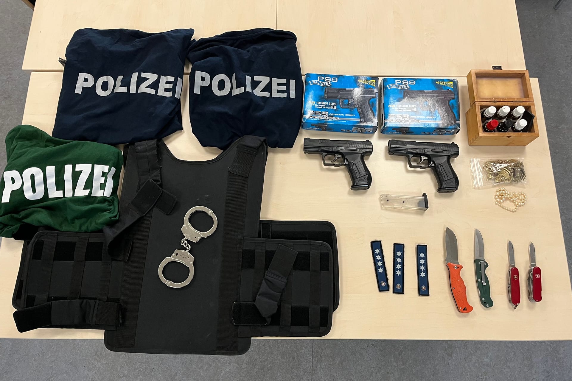 Ungewöhnlicher Einsatz für die Polizei: In Düsseldorf hatte ein Mann etwa T-Shirts mit "Polizei"-Aufdruck bei sich.
