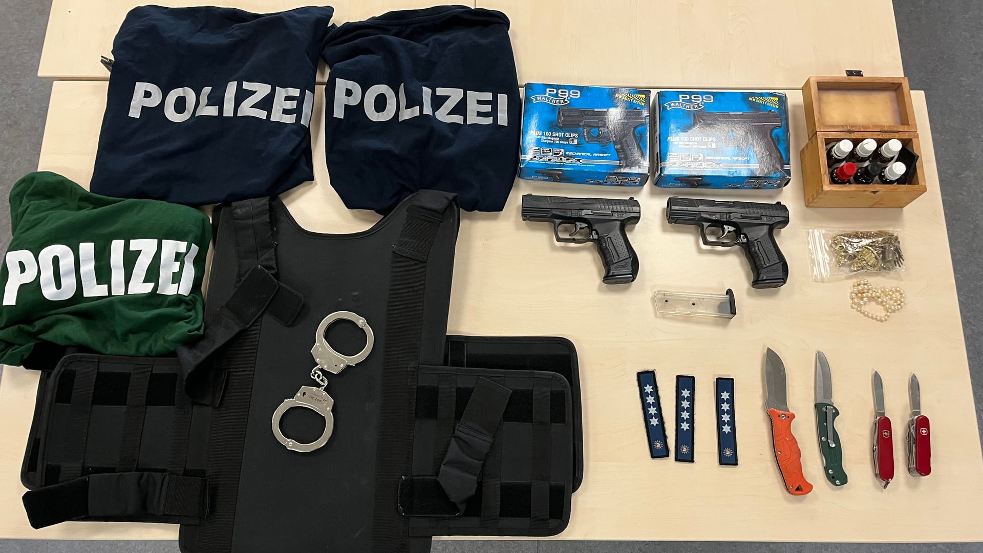 Ungewöhnlicher Einsatz für die Polizei: In Düsseldorf hatte ein Mann etwa T-Shirts mit "Polizei"-Aufdruck bei sich. Ungewöhnlicher Einsatz für die Polizei: In Düsseldorf hatte ein Mann etwa T-Shirts mit "Polizei"-Aufdruck bei sich.