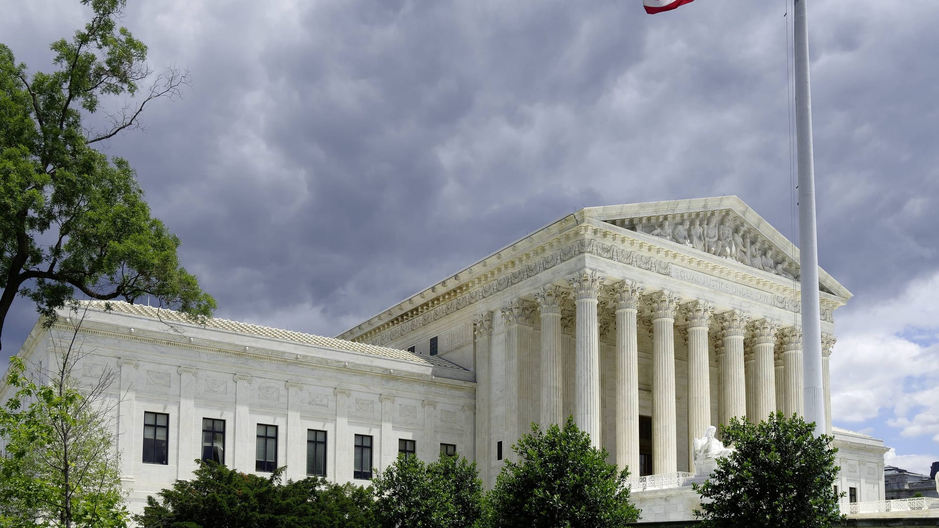 Dunkle Wolken über dem Gebäude des Supreme Court in Washington D.C. (Symbolbild): Das Gericht hat entschieden, dass eine geplante Abschiebung in den Südsudan durchgeführt werden kann.