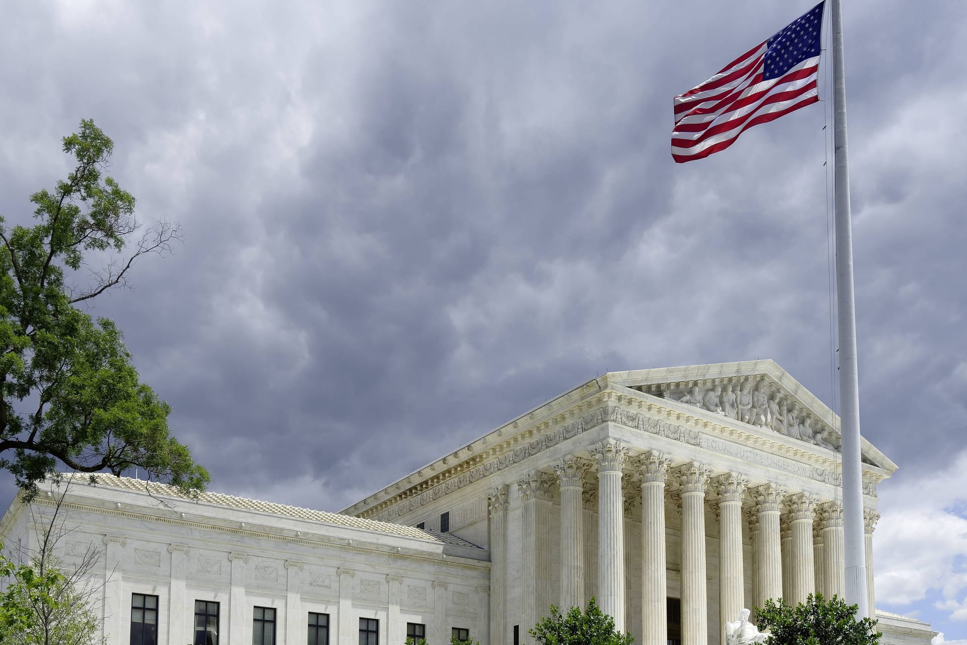 Dunkle Wolken über dem Gebäude des Supreme Court in Washington D.C. (Symbolbild): Das Gericht hat entschieden, dass eine geplante Abschiebung in den Südsudan durchgeführt werden kann.