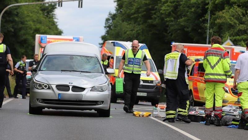 Einsatzkräfte der Polizei, der Feuerwehr und vom Rettungsdienst sind nach einem Unfall neben dem Unfallfahrzeug im Einsatz: Ein Auto war in Hürth bei Köln in eine Gruppe von Grundschulkindern gefahren. Einsatzkräfte der Polizei, der Feuerwehr und vom Rettungsdienst sind nach einem Unfall neben dem Unfallfahrzeug im Einsatz: Ein Auto war in Hürth bei Köln in eine Gruppe von Grundschulkindern gefahren.