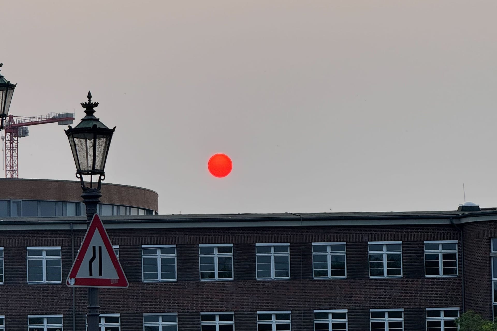 Aufgehende Sonne über Berlin: Die ungewöhnliche Rotfärbung liegt an Rauchschwaden über Europa.