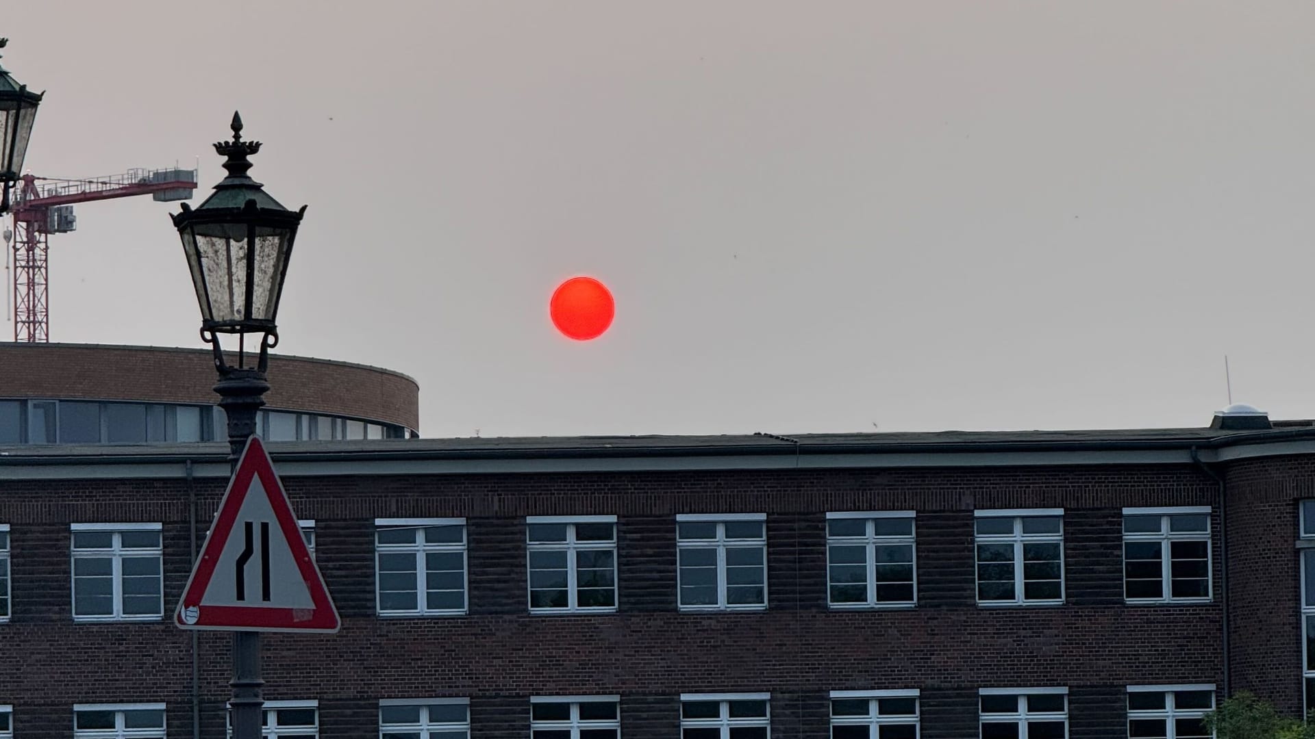 Aufgehende Sonne über Berlin: Die ungewöhnliche Rotfärbung liegt an Rauchschwaden über Europa.