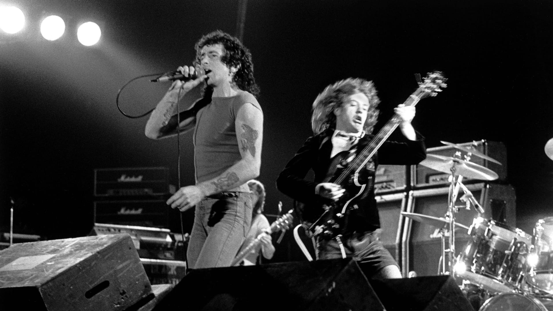 Bon Scott (links mit Gitarrist Angus Young): AC/DC widmeten ihm 1980 das Album „Back in Black”. Mit mehr als 50 Millionen verkauften Tonträgern ist es das zweithäufigst verkaufte Album der Musikgeschichte.