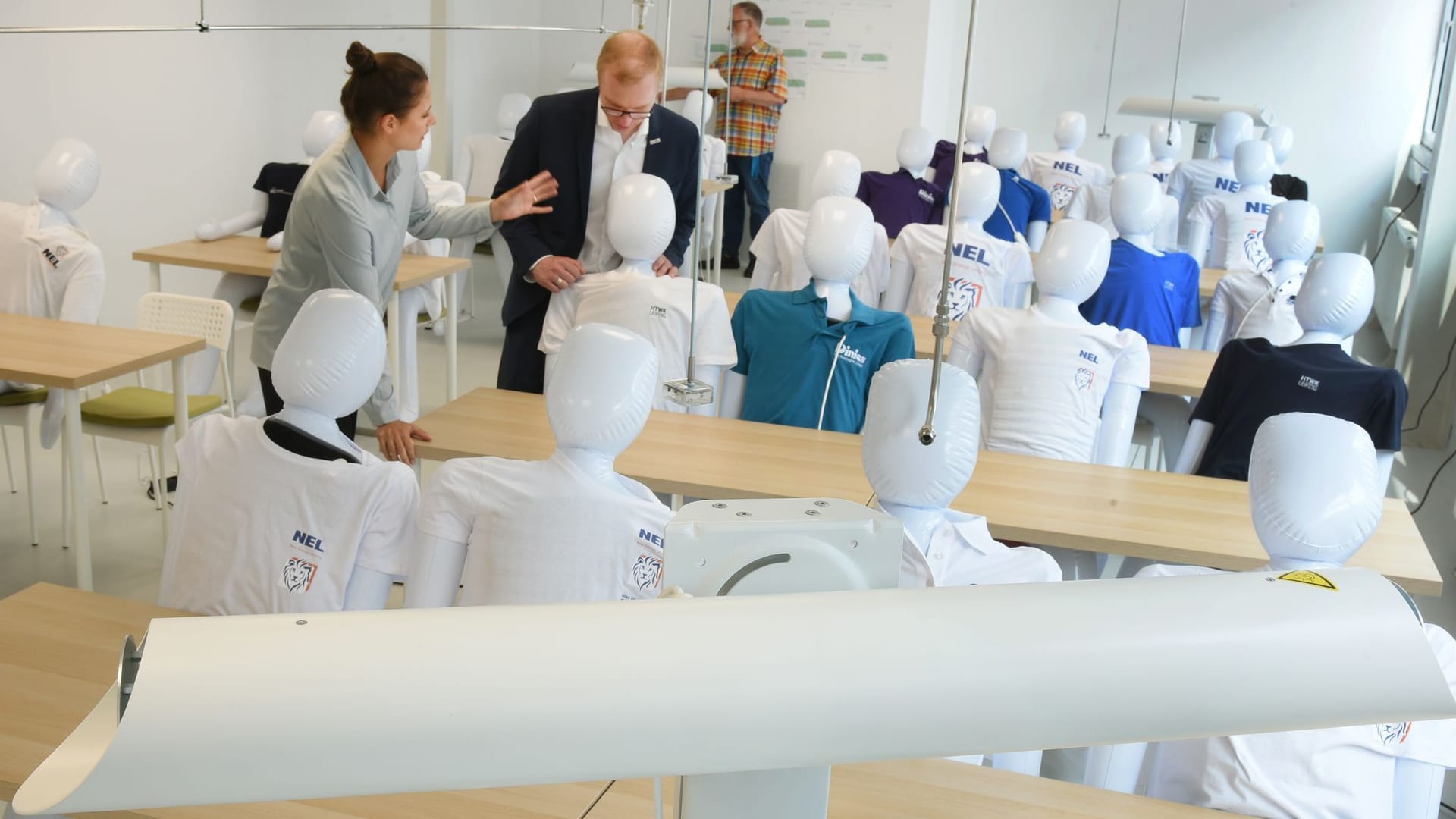 Reallabor als Klassenzimmer mit aufblasbaren Puppen Reallabor als Klassenzimmer mit aufblasbaren Puppen