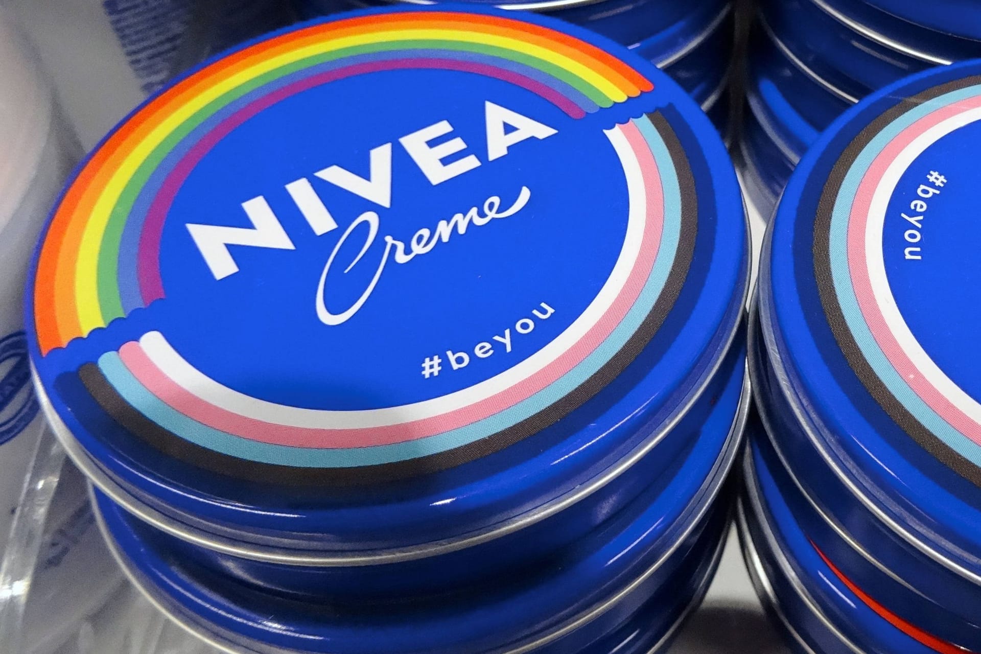 "Nivea"-Dosen mit Trans- und Regenbogenfahne (Archivbild): Gegen den Hamburger Hersteller Beiersdorf läuft eine Untersuchung der Schweizer Wettbewerbsbehörde.