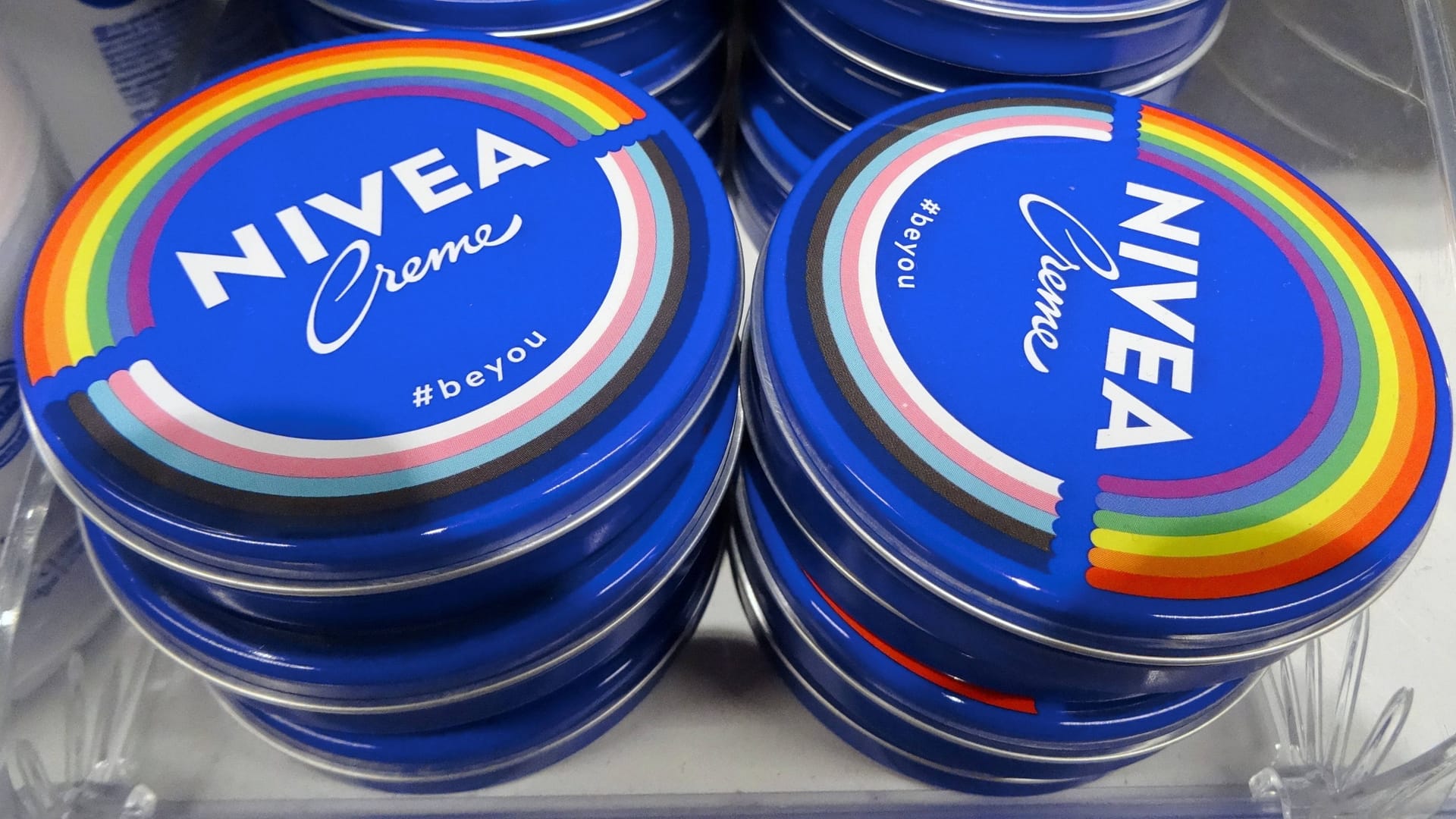 "Nivea"-Dosen mit Trans- und Regenbogenfahne (Archivbild): Gegen den Hamburger Hersteller Beiersdorf läuft eine Untersuchung der Schweizer Wettbewerbsbehörde. "Nivea"-Dosen mit Trans- und Regenbogenfahne (Archivbild): Gegen den Hamburger Hersteller Beiersdorf läuft eine Untersuchung der Schweizer Wettbewerbsbehörde.