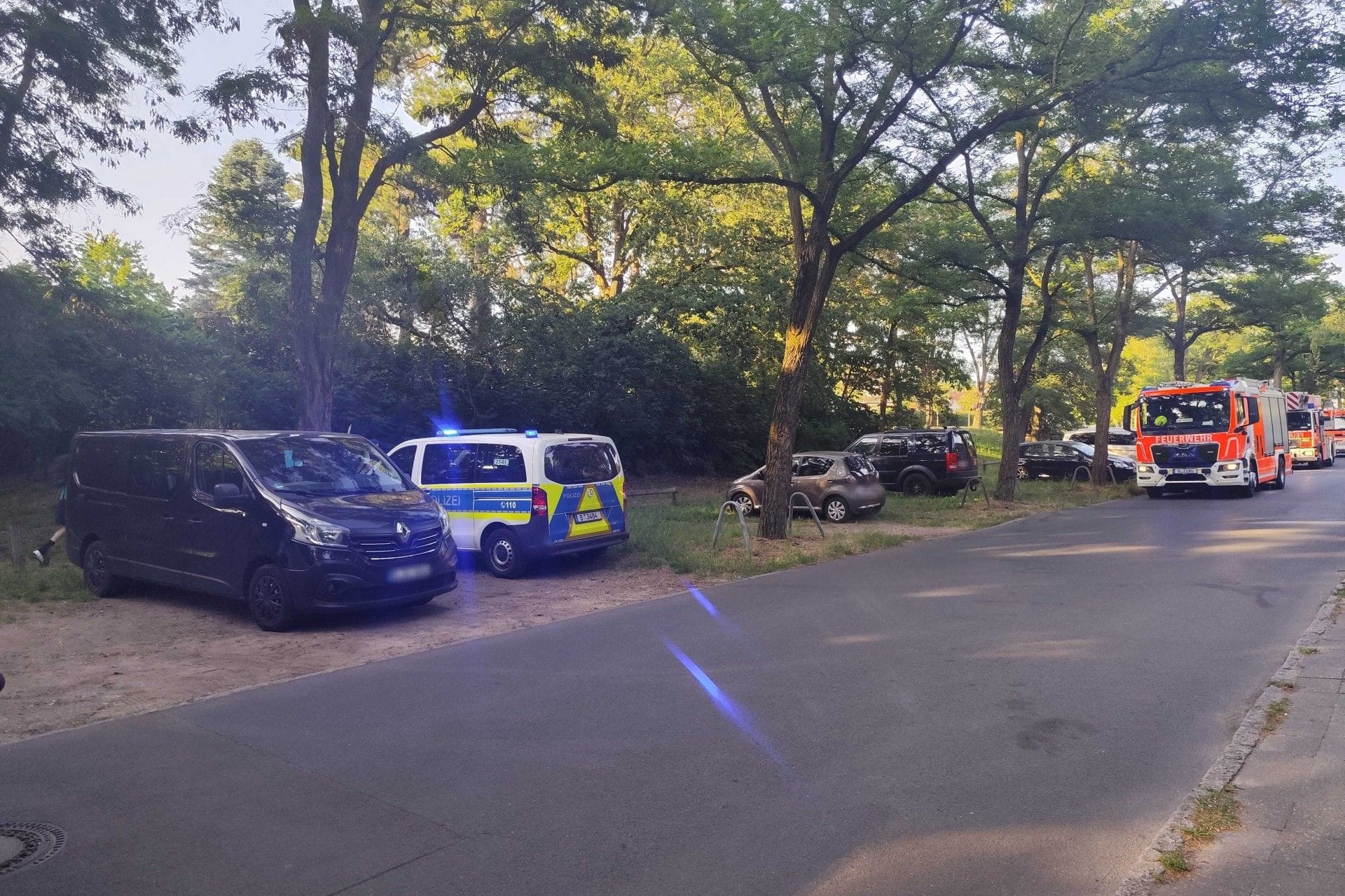 Rund um den Badesee stehen Fahrzeuge der Polizei und Feuerwehr: Eine dritte Person konnte rechtzeitig gerettet werden.