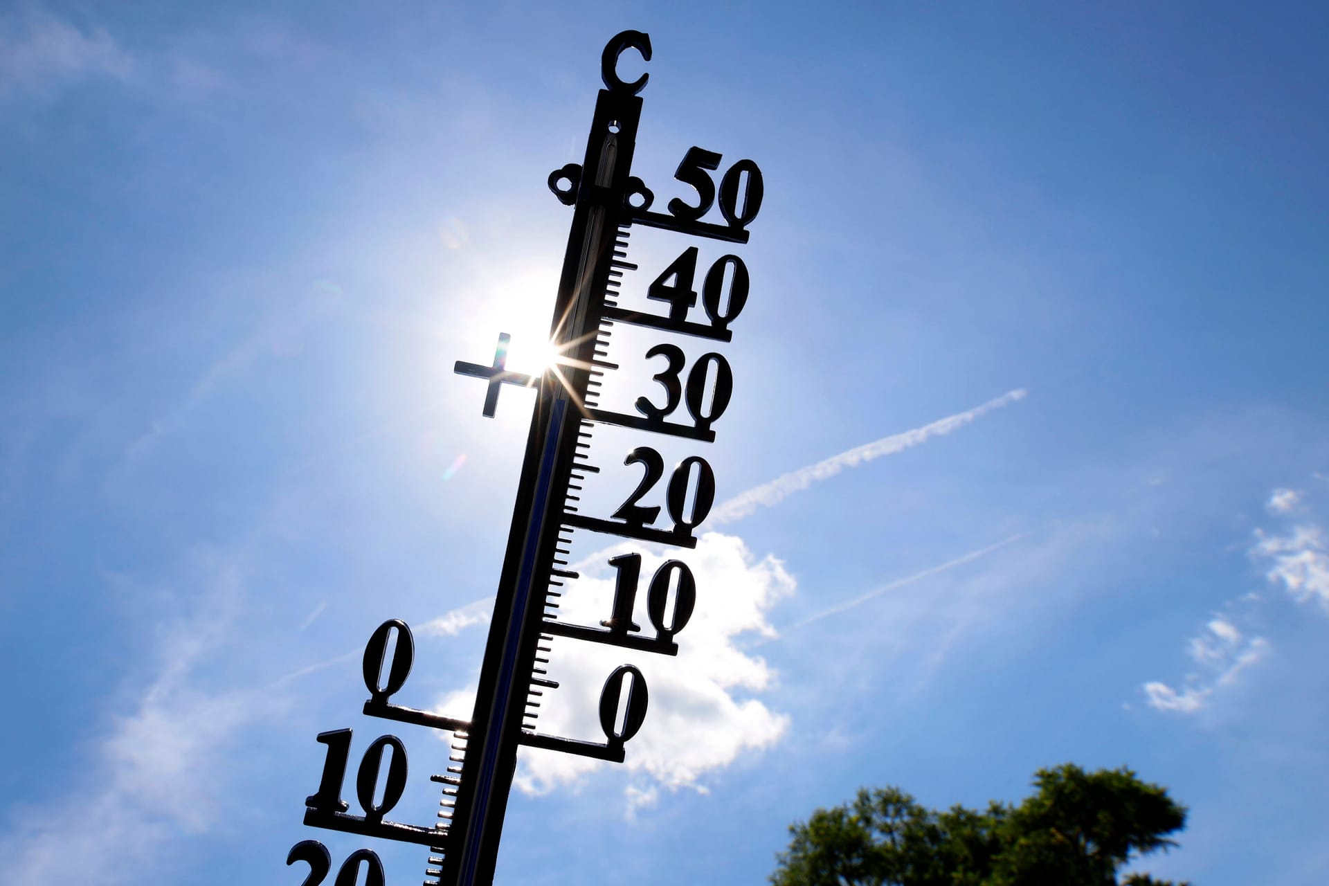 Ein Thermometer in der Sonne: Am Wochenende können die Temperaturen in Köln und dem Rheinland deutlich die 30-Grad-Marke knacken.