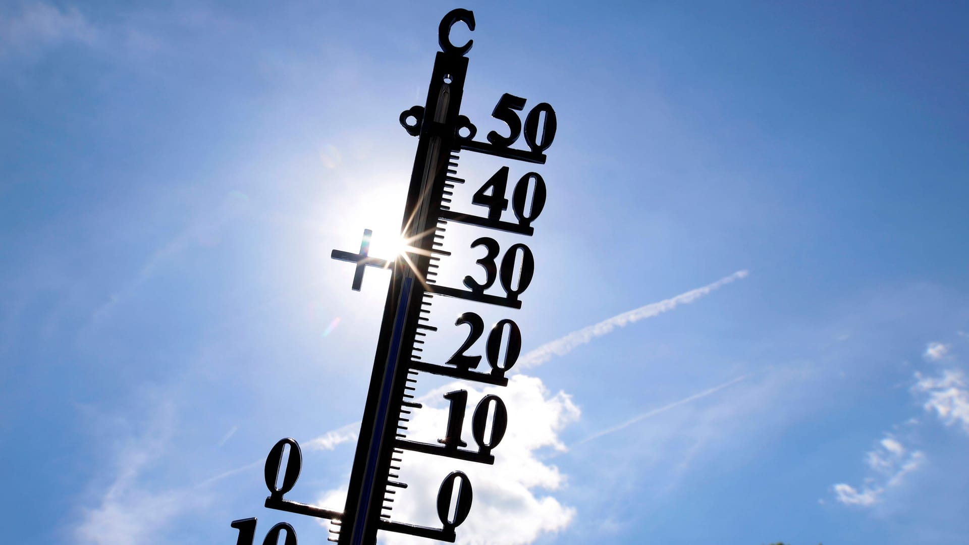 Ein Thermometer in der Sonne: Am Wochenende können die Temperaturen in Köln und dem Rheinland deutlich die 30-Grad-Marke knacken.