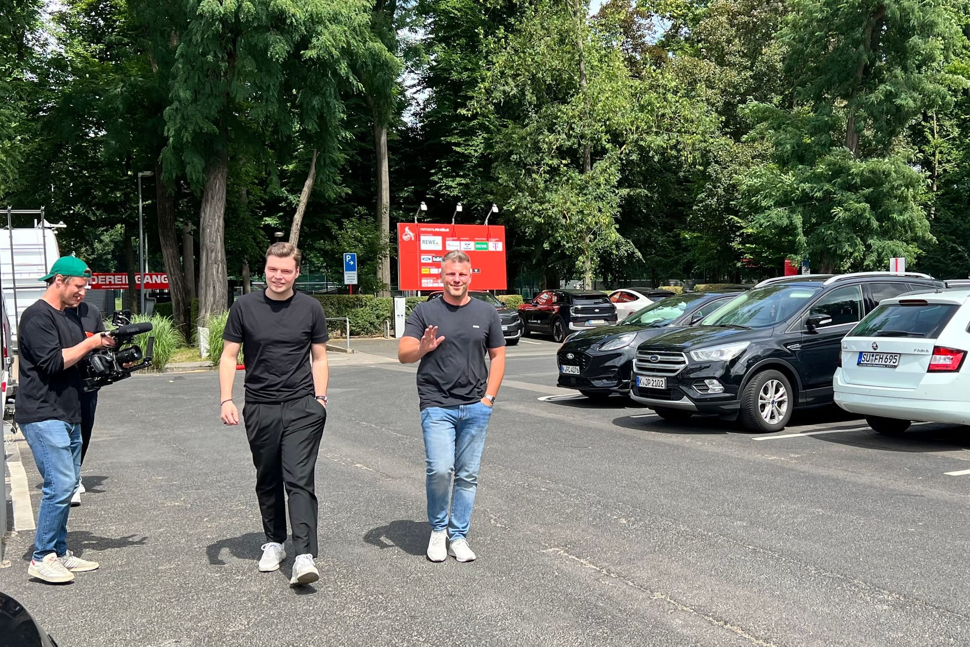 Lukas Kwasniok (rechts) kommt gemeinsam mit dem Technischen Direktor Lukas Berg am Geißbockheim an.
