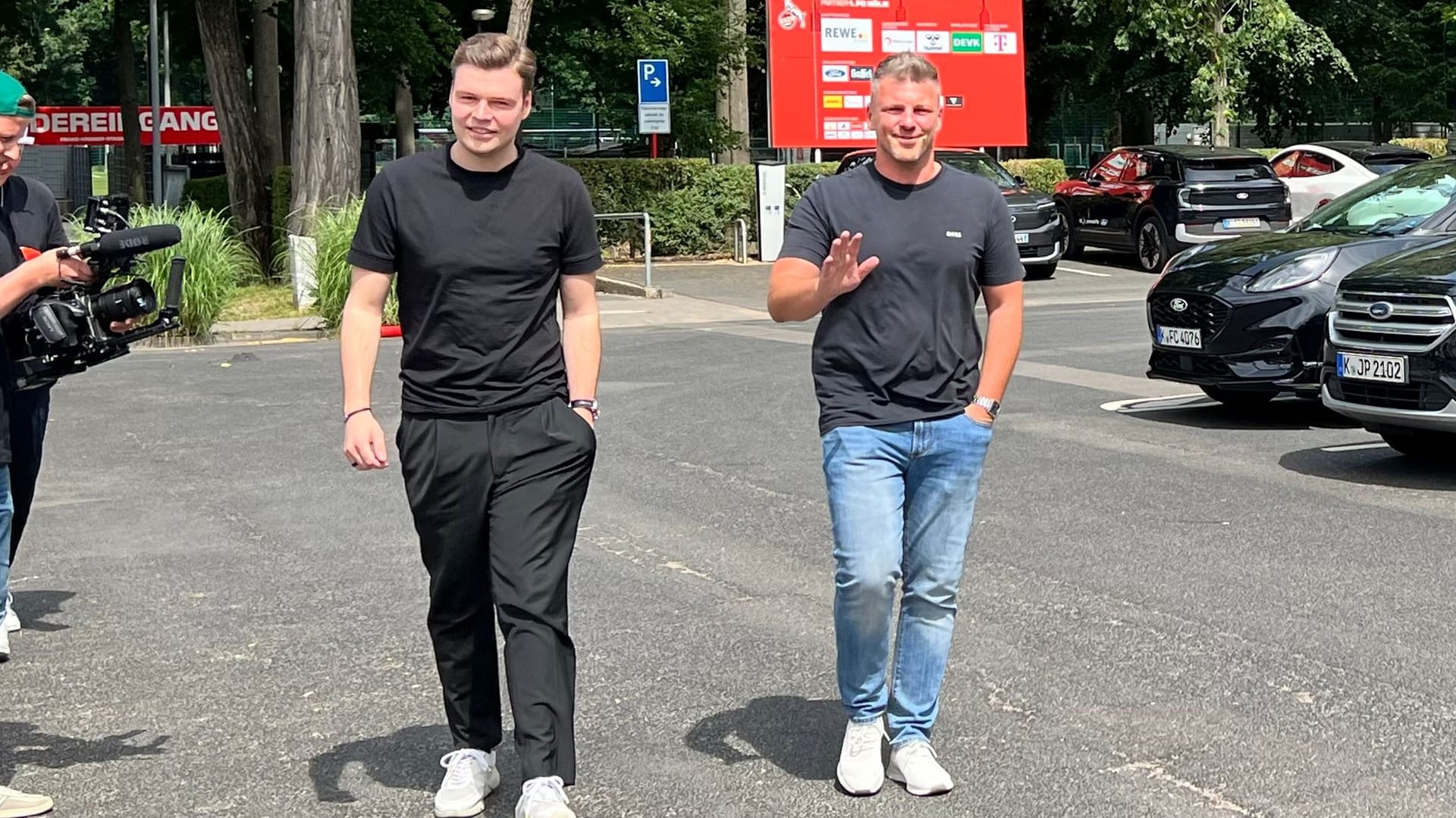 Lukas Kwasniok (rechts) kommt gemeinsam mit dem Technischen Direktor Lukas Berg am Geißbockheim an. Lukas Kwasniok (rechts) kommt gemeinsam mit dem Technischen Direktor Lukas Berg am Geißbockheim an.