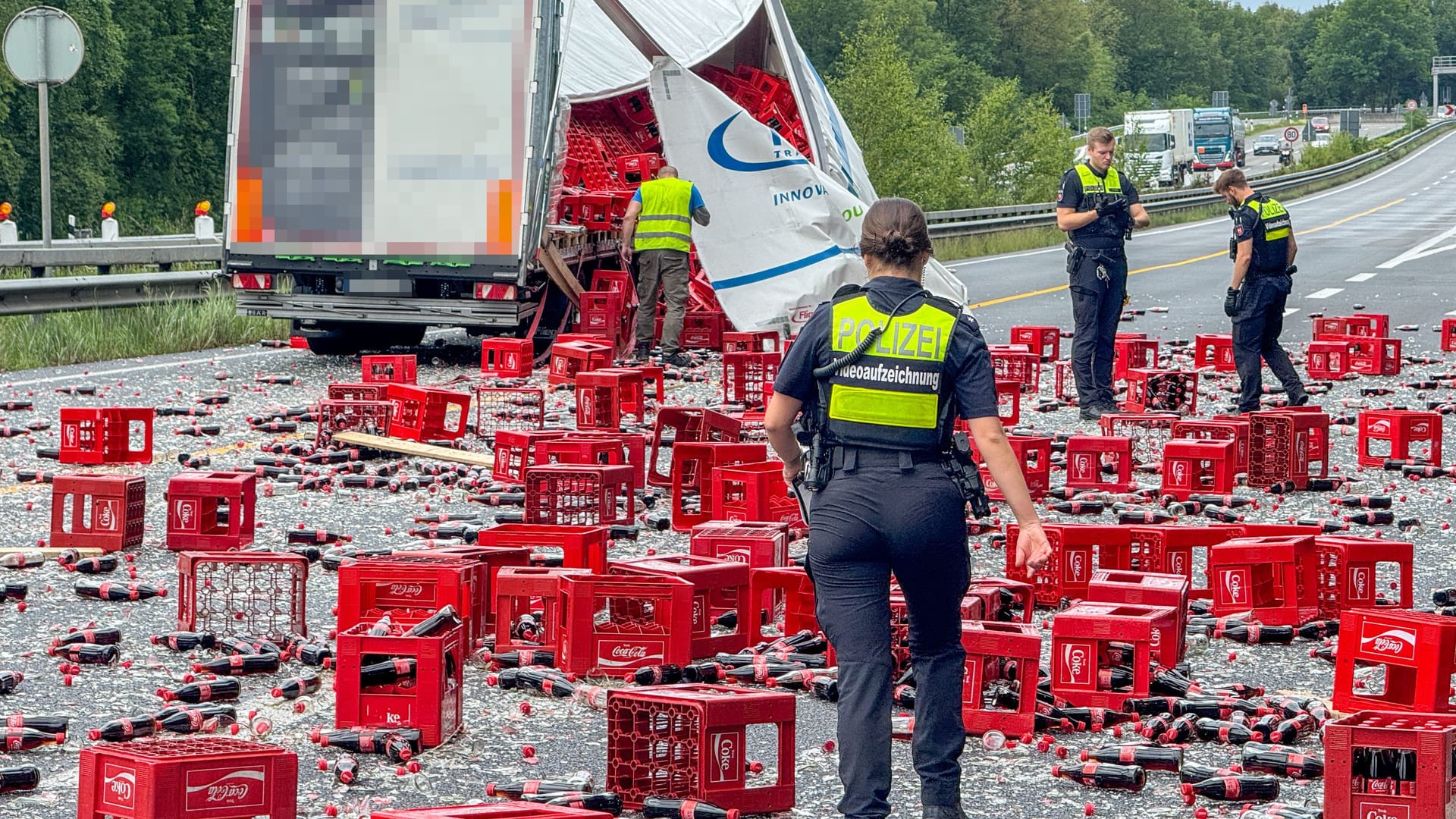 Zahlreiche Cola-Flaschen liegen auf der A7: Bei einem Transporter ist auf dem Weg Richtung Hamburg die Seitenwand gerissen.