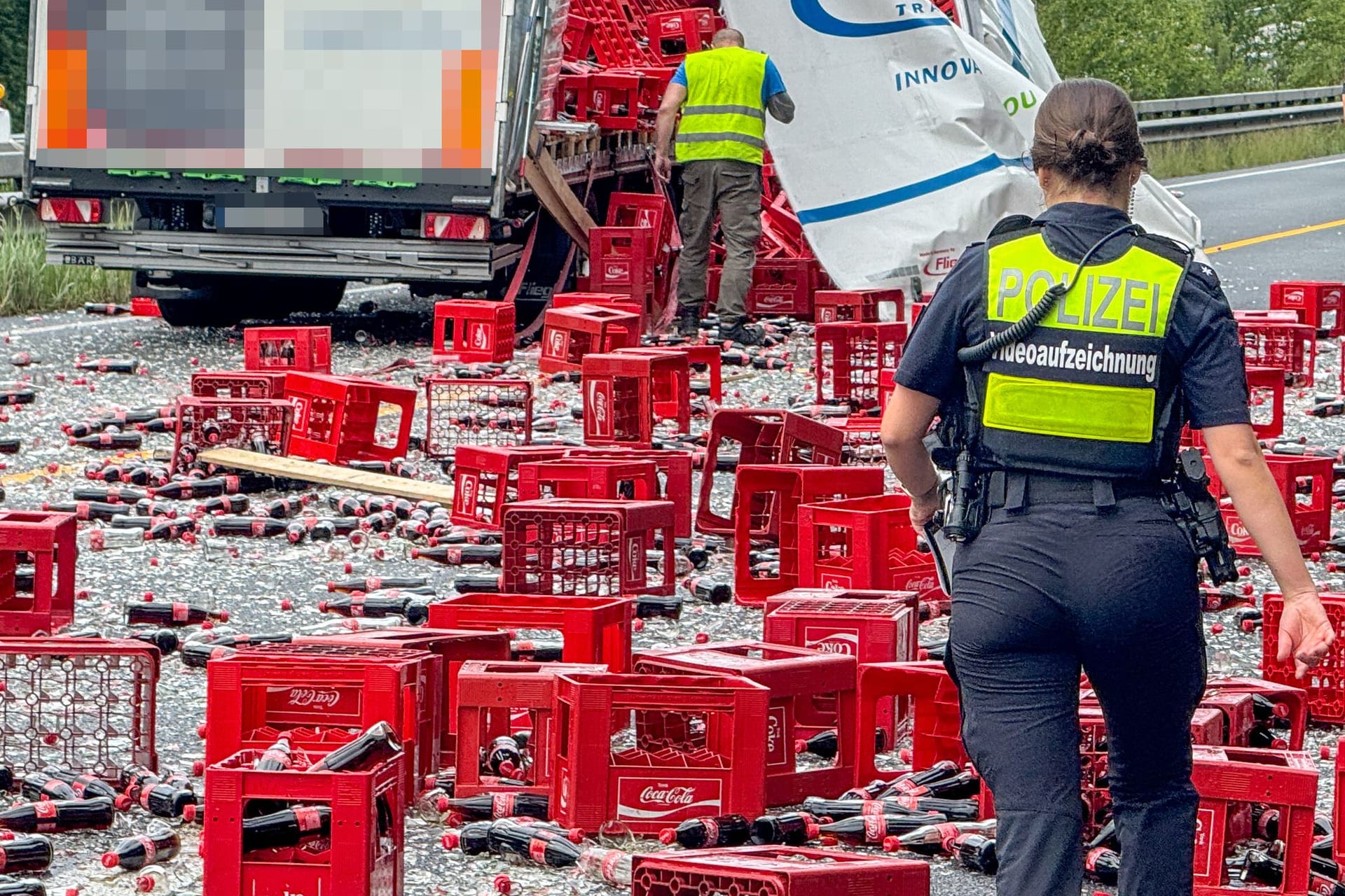 Zahlreiche Cola-Flaschen liegen auf der A7: Bei einem Transporter ist auf dem Weg Richtung Hamburg die Seitenwand gerissen.