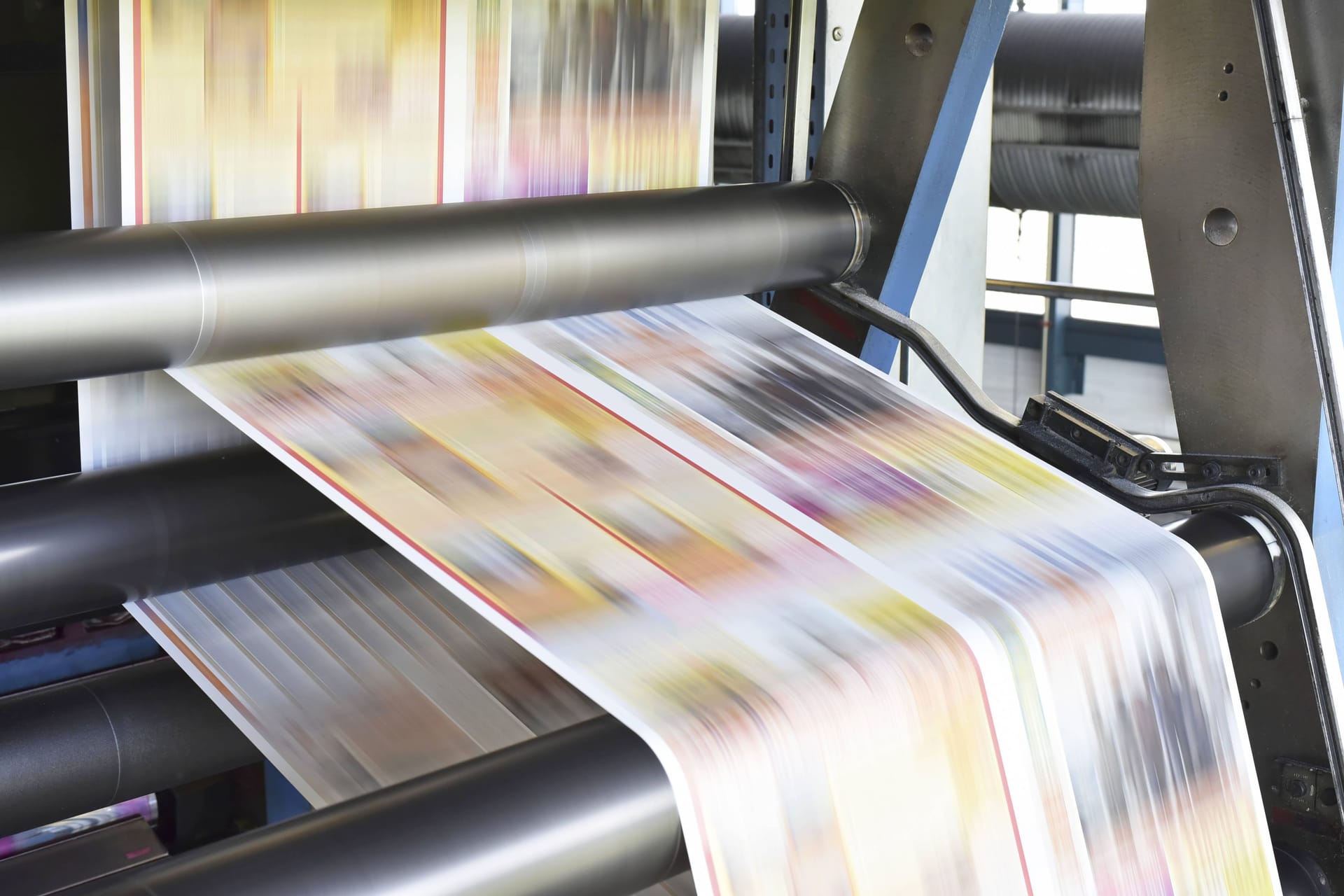 Eine Druckerpresse im Betrieb (Symbolbild): Die beiden Druckereien beschäftigen zusammen 45 Mitarbeiter.