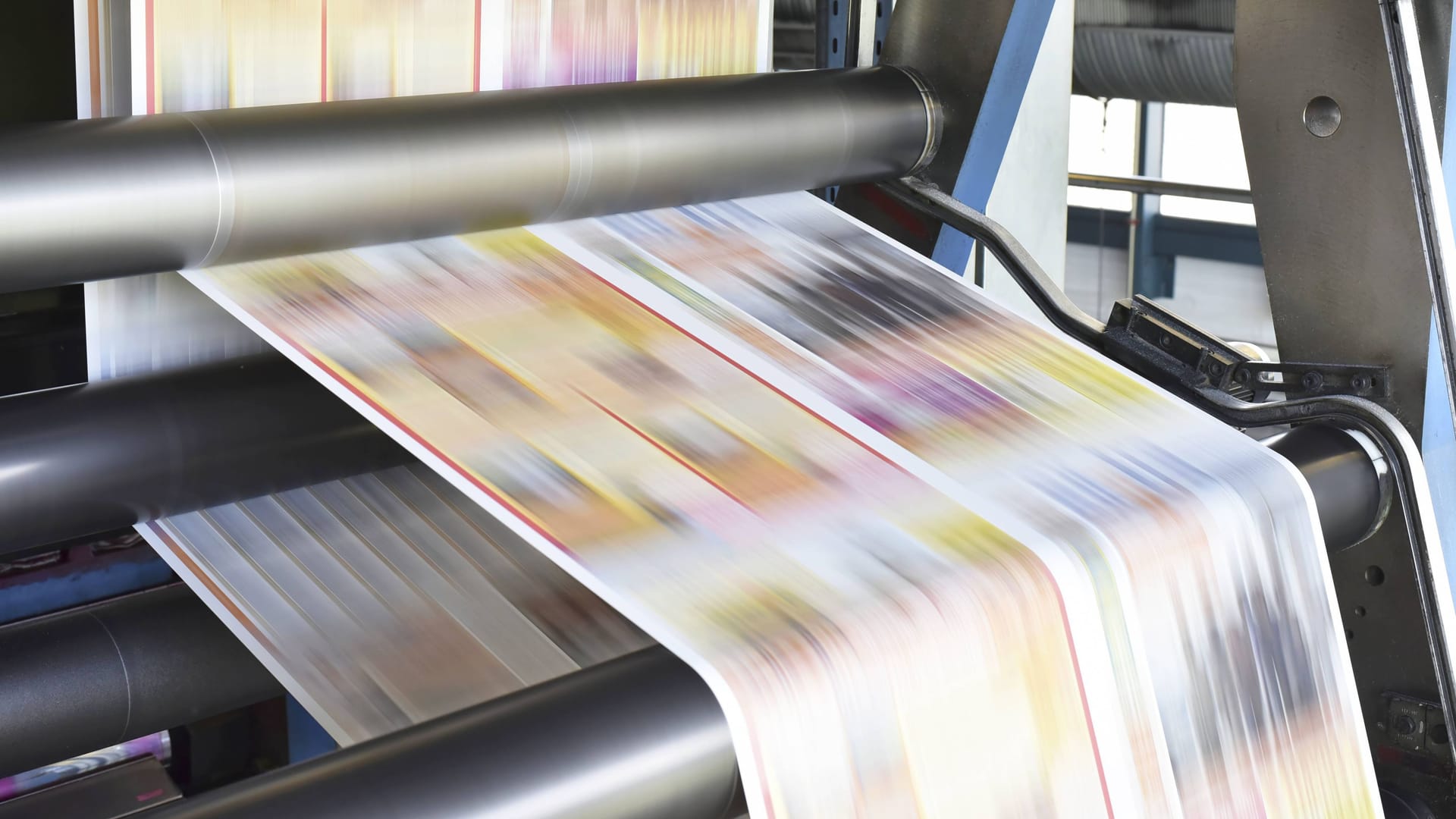 Eine Druckerpresse im Betrieb (Symbolbild): Die beiden Druckereien beschäftigen zusammen 45 Mitarbeiter.
