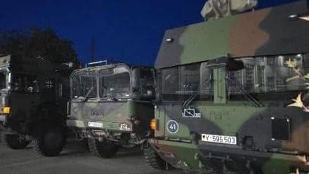 Aus gleicher Perspektive aufgenommen: Die zu diesem Zeitpunkt noch unversehrten Fahrzeuge. Ein Video zeigt den Brand.