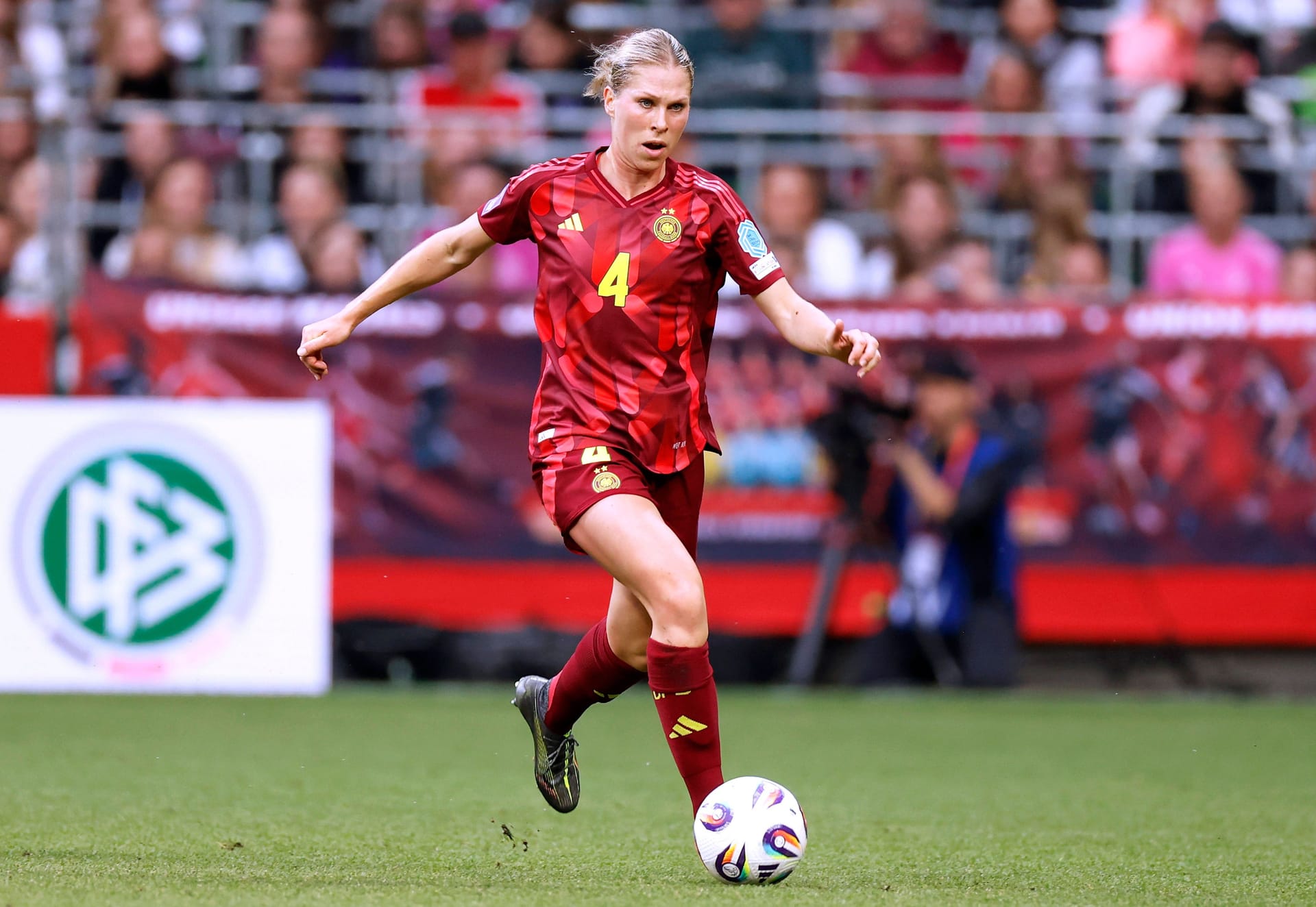 Rebecca Knaak: Abwehr, Manchester City Rebecca Knaak: Abwehr, Manchester City