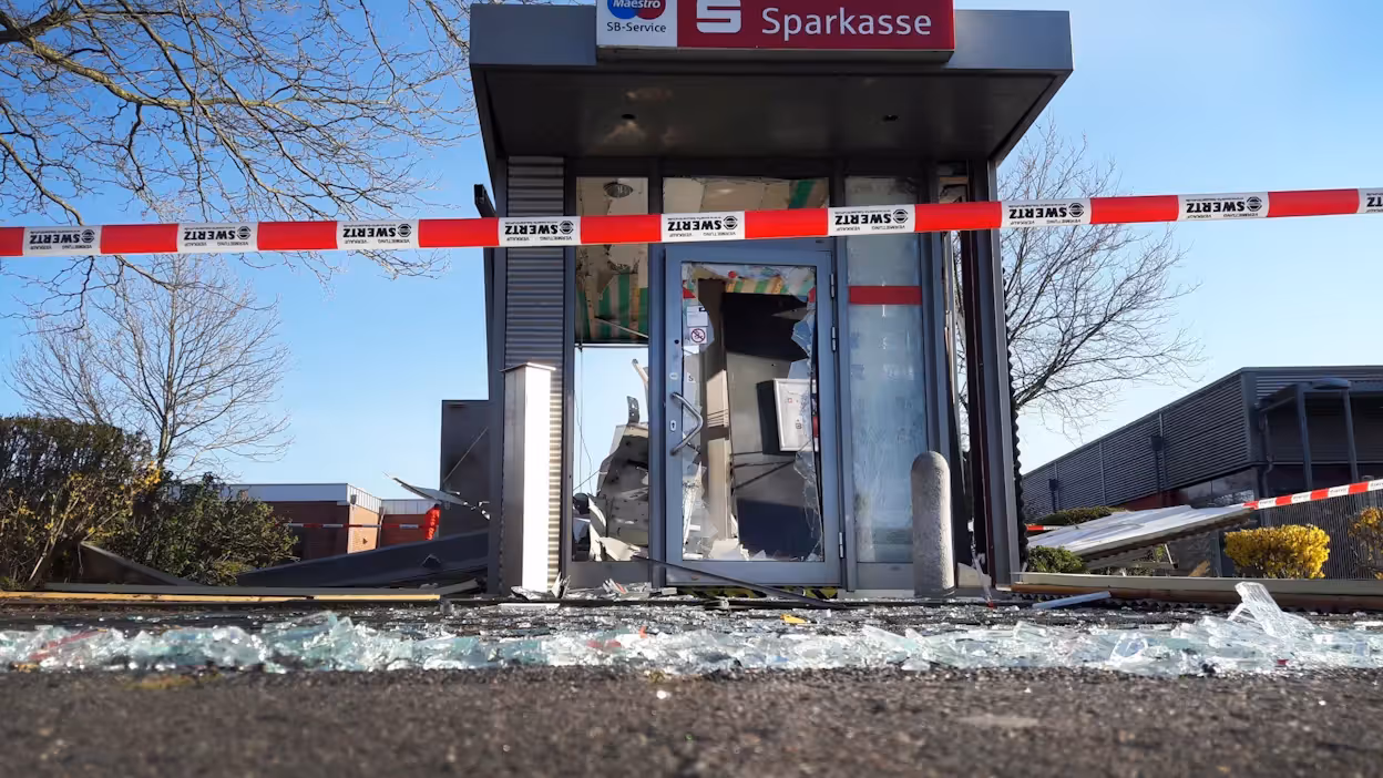 Zerstörter Geldautomat (Archivbild): In Düsseldorf musste sich ein Paar vor Gericht verantworten. Zerstörter Geldautomat (Archivbild): In Düsseldorf musste sich ein Paar vor Gericht verantworten.