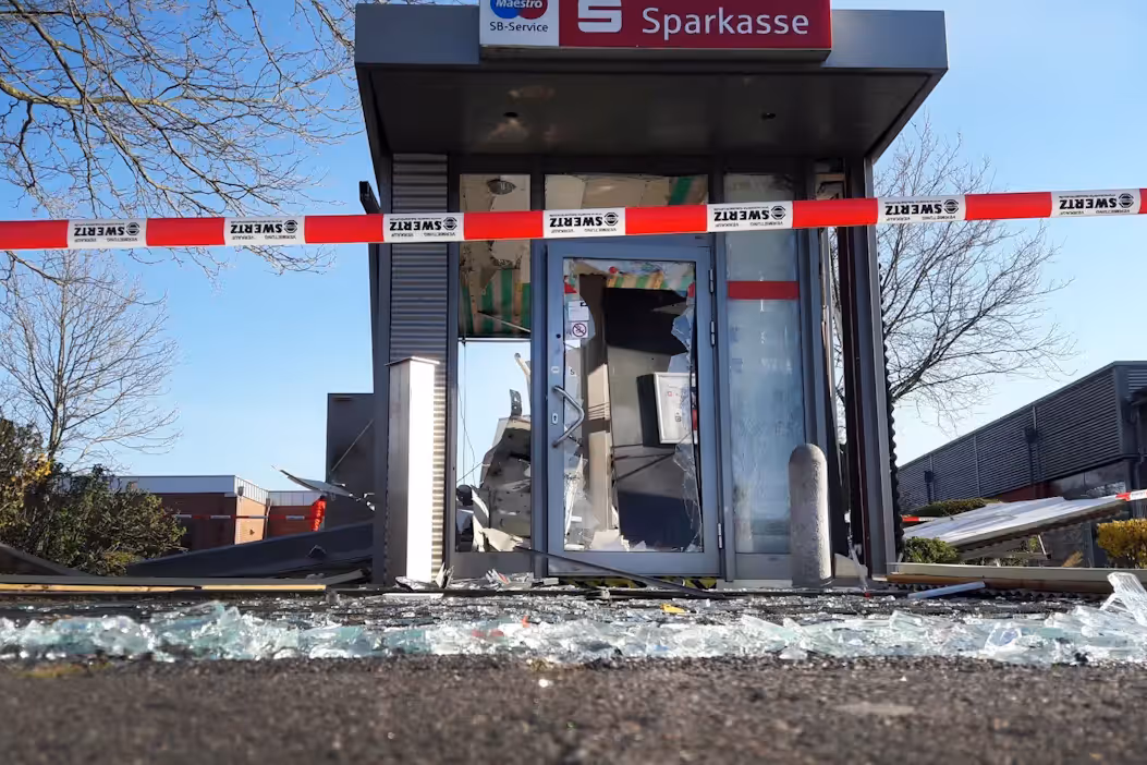 Zerstörter Geldautomat (Archivbild): In Düsseldorf musste sich ein Paar vor Gericht verantworten.