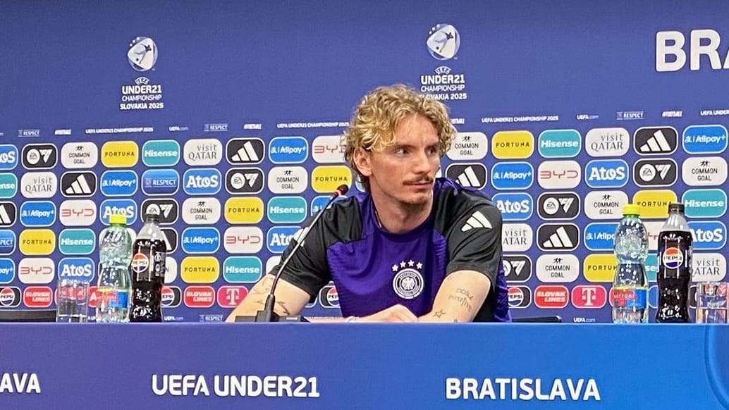 Nick Woltemade auf der DFB-Pressekonferenz vor dem Finale der U21-EM: Keine Infos zu den Spekulationen.