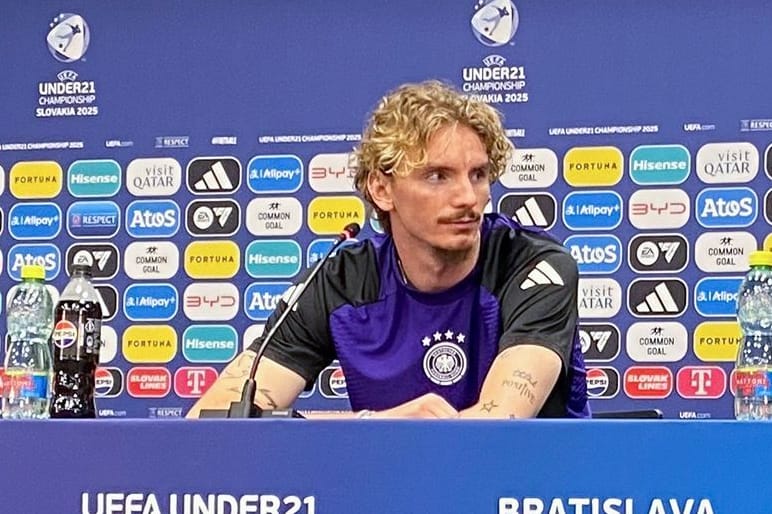 Nick Woltemade auf der DFB-Pressekonferenz vor dem Finale der U21-EM: Keine Infos zu den Spekulationen.
