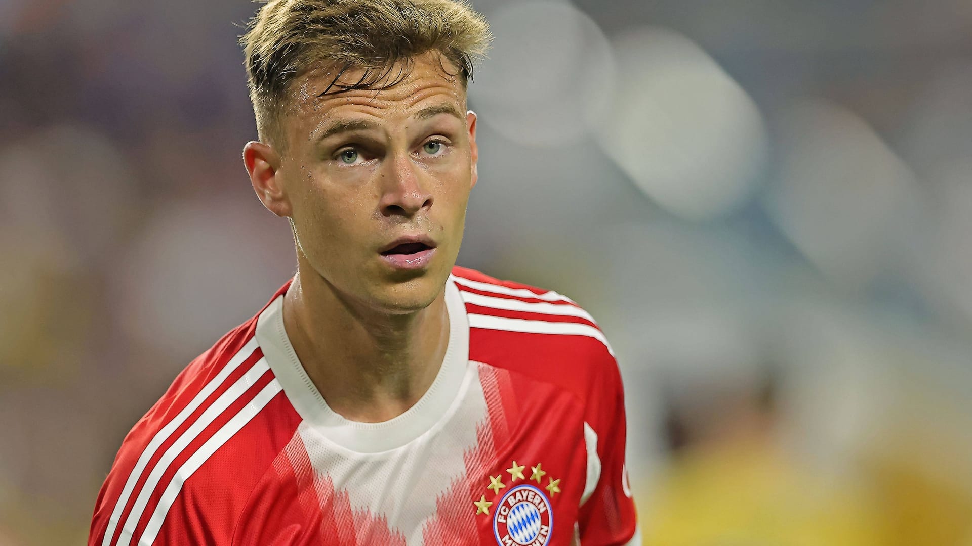 Joshua Kimmich: Gegen Benfica saß er zunächst auf der Bank.
