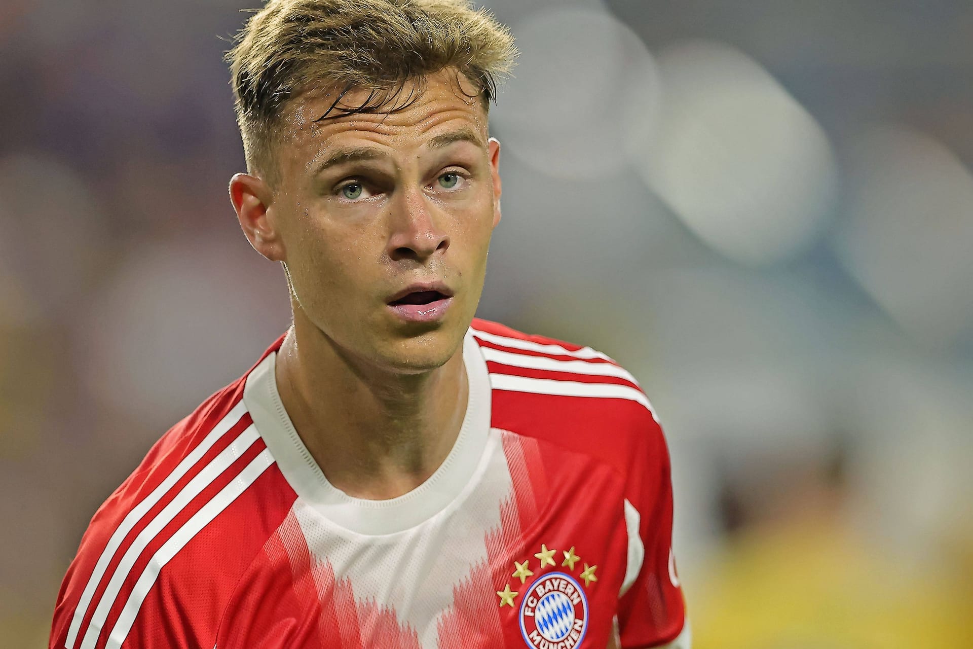 Joshua Kimmich: Gegen Benfica saß er zunächst auf der Bank.