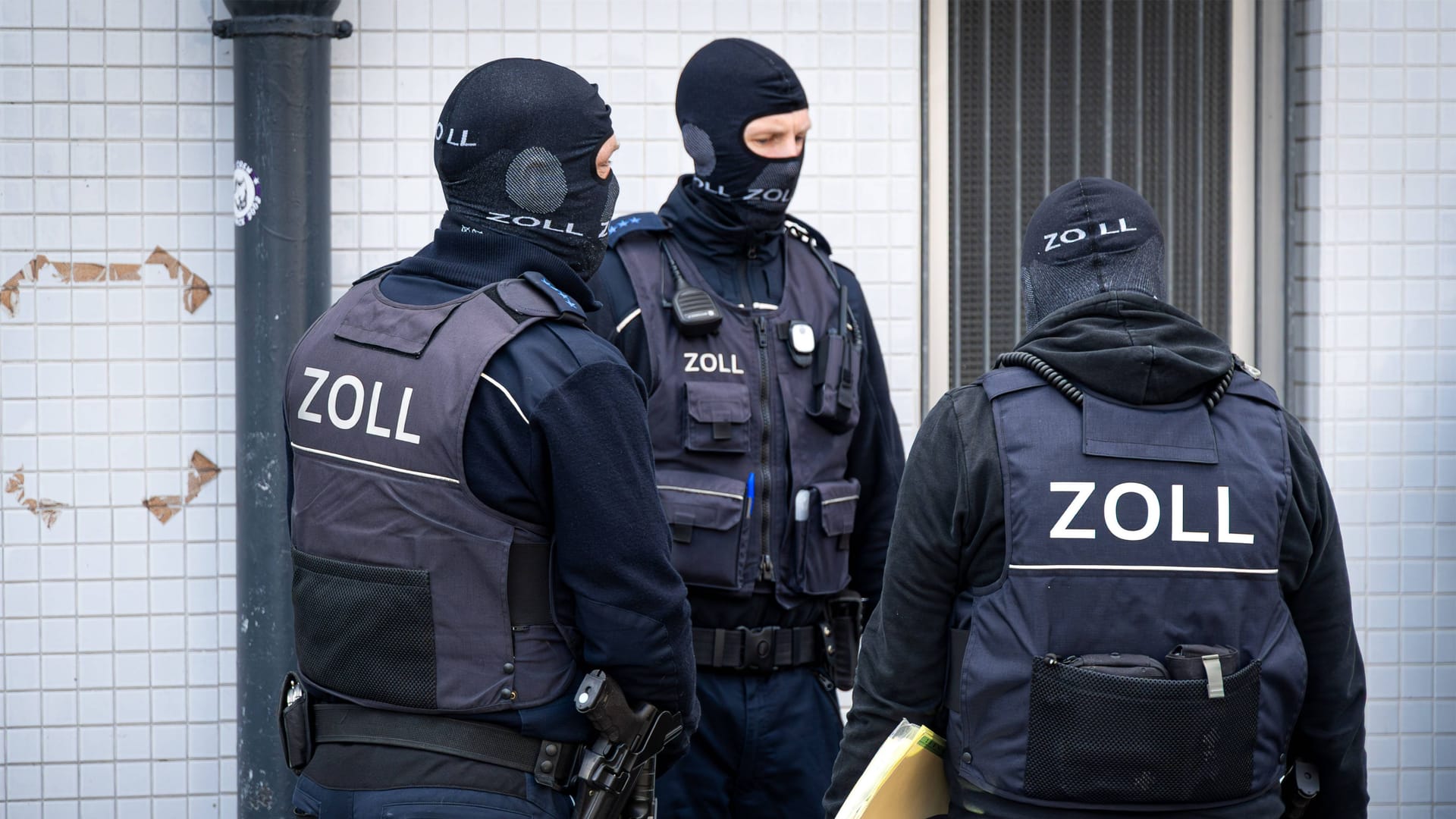 Beamte vom Zoll bei einer Razzia (Symbolbild): In Hamburg und Niedersachsen wurden Wohnungen und Firmen durchsucht.