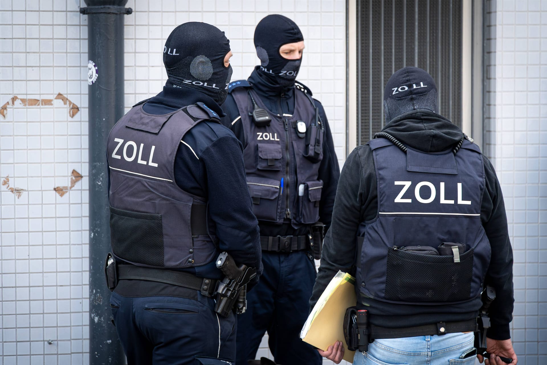 Beamte vom Zoll bei einer Razzia (Symbolbild): In Hamburg und Niedersachsen wurden Wohnungen und Firmen durchsucht.
