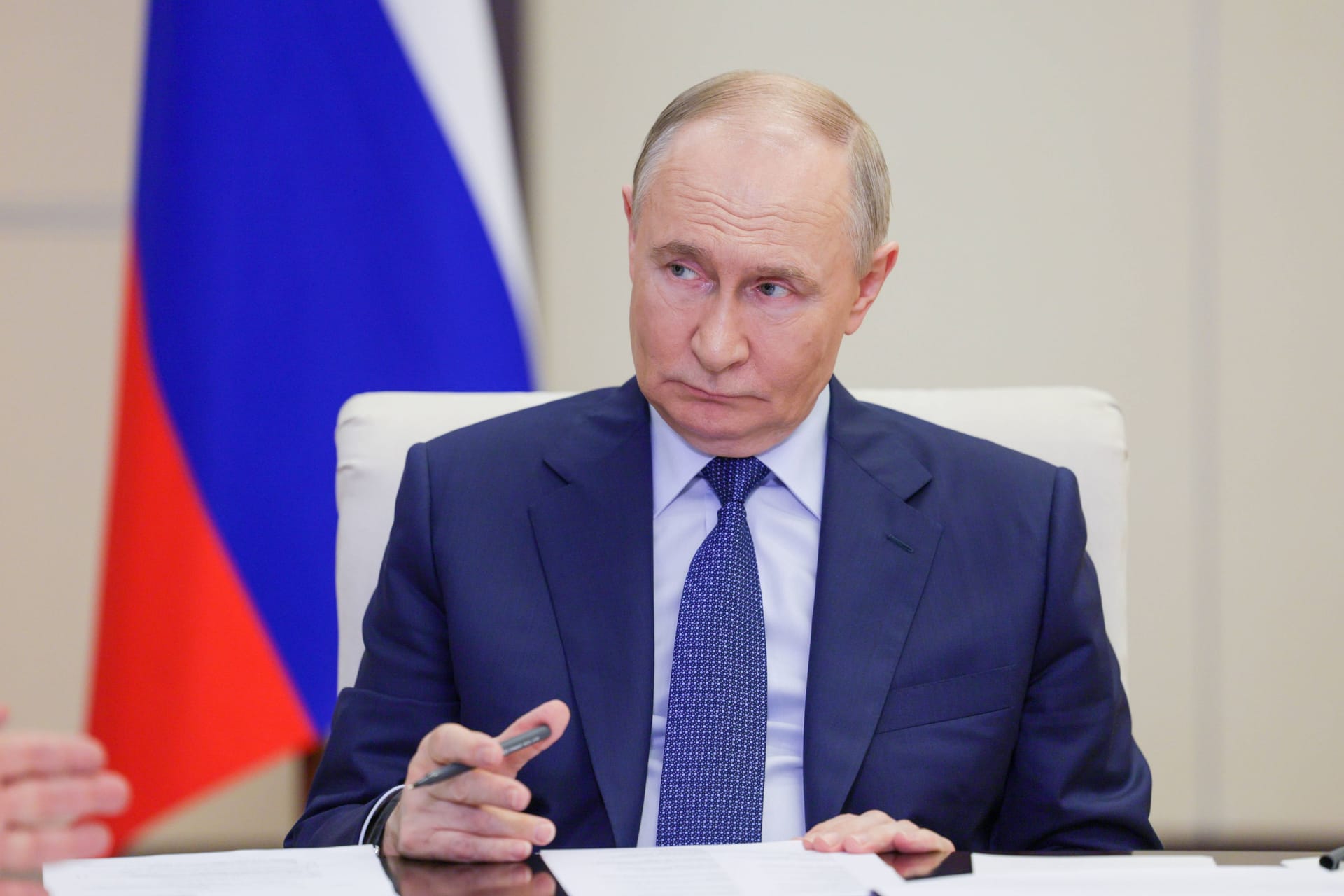 Wladimir Putin bei einer Besprechung: Der ukrainische Präsident Wolodymyr Selenskyj warnt vor dem Machtdrang des Kremlchefs. (Archivbild)