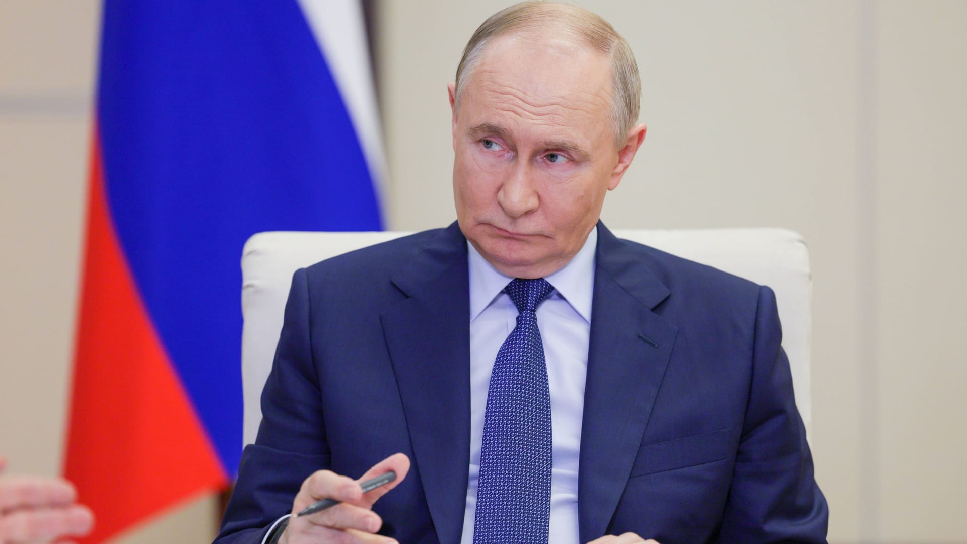 Wladimir Putin bei einer Besprechung: Der ukrainische Präsident Wolodymyr Selenskyj warnt vor dem Machtdrang des Kremlchefs. (Archivbild)