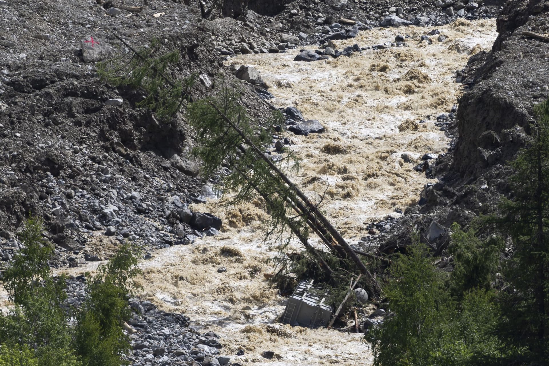 Der Fluss Lonza bahnt sich seinen Weg durch das Lötschental im Schweizer Kanton Wallis. Durch den Felssturz haben rund 300 Menschen ihr Zuhause verloren.