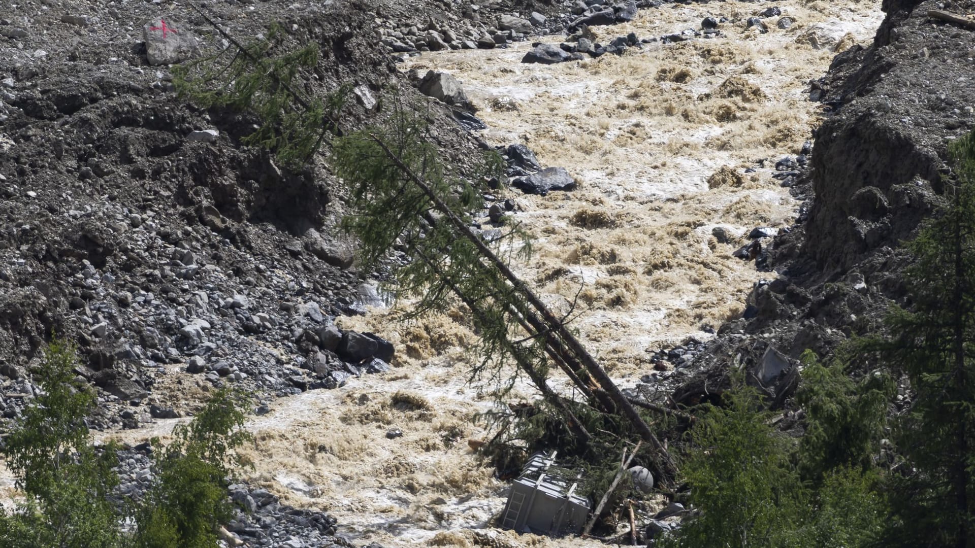 Der Fluss Lonza bahnt sich seinen Weg durch das Lötschental im Schweizer Kanton Wallis. Durch den Felssturz haben rund 300 Menschen ihr Zuhause verloren.
