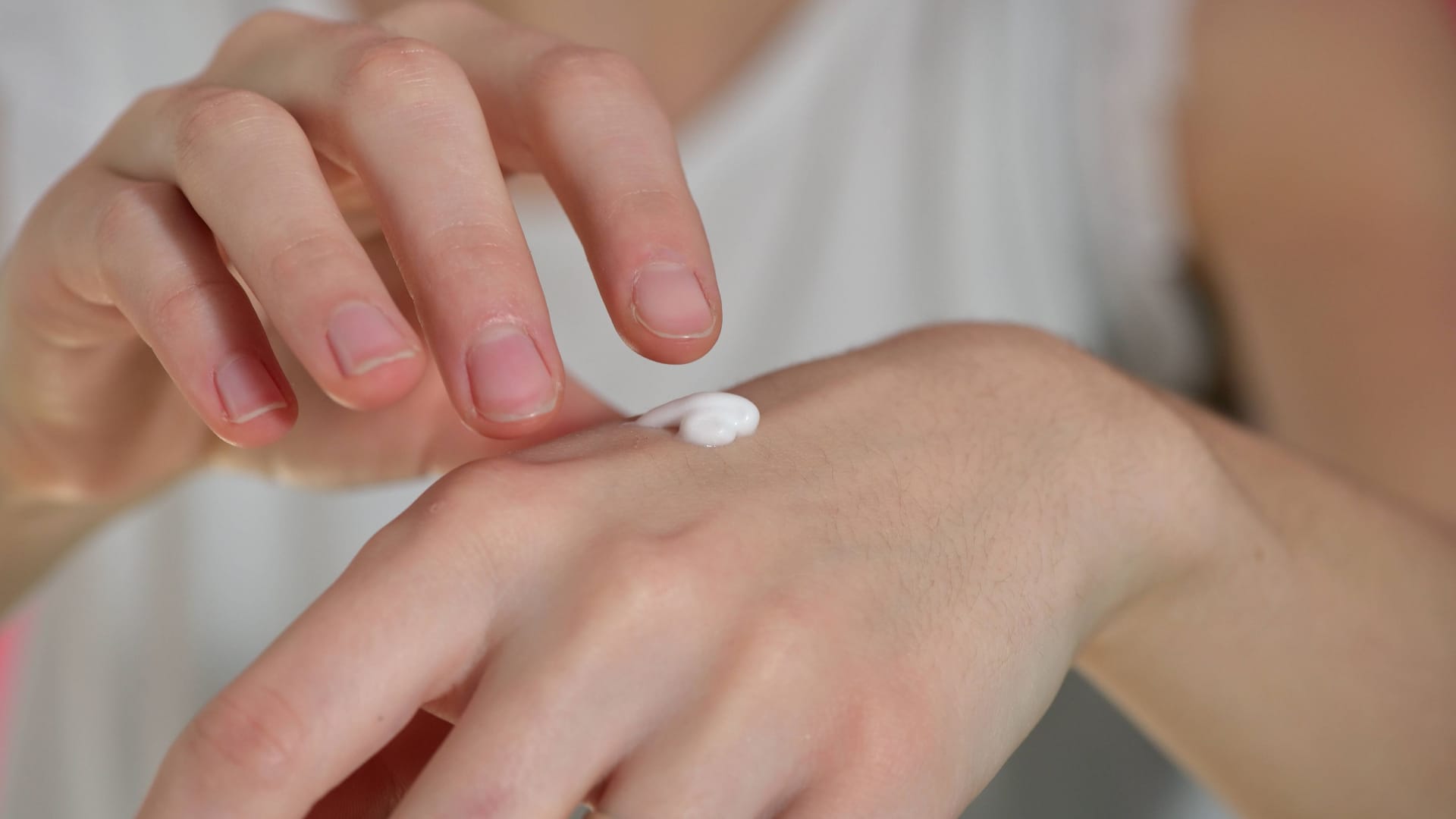 Eine Frau cremt sich die Hände ein (Symbolbild): Bei dm wird ein Handserum zurückgerufen. Eine Frau cremt sich die Hände ein (Symbolbild): Bei dm wird ein Handserum zurückgerufen.
