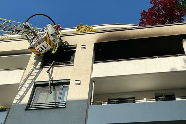 Feuer in München: Auch eine Drehleiter kam zum Einsatz.