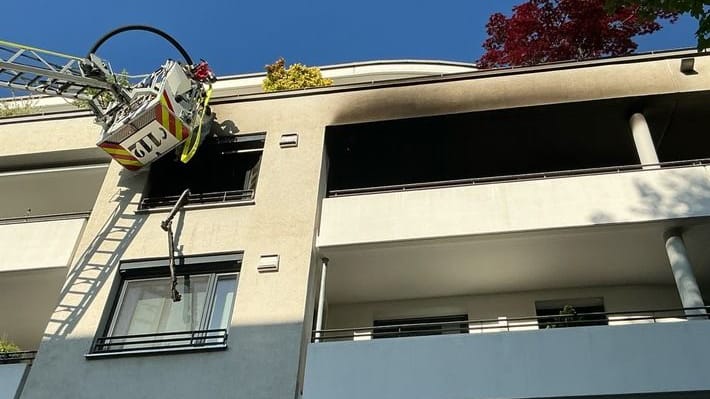 Feuer in München: Auch eine Drehleiter kam zum Einsatz.
