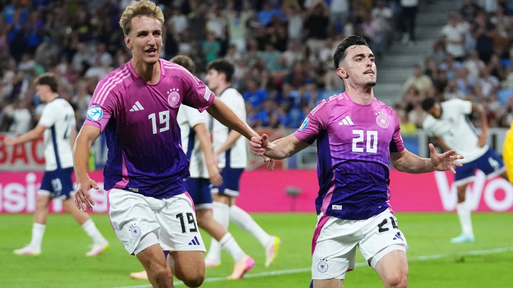 Nelson Weiper (l.) feiert mit Torschütze Paul Nebel das Tor zum 2:2.
