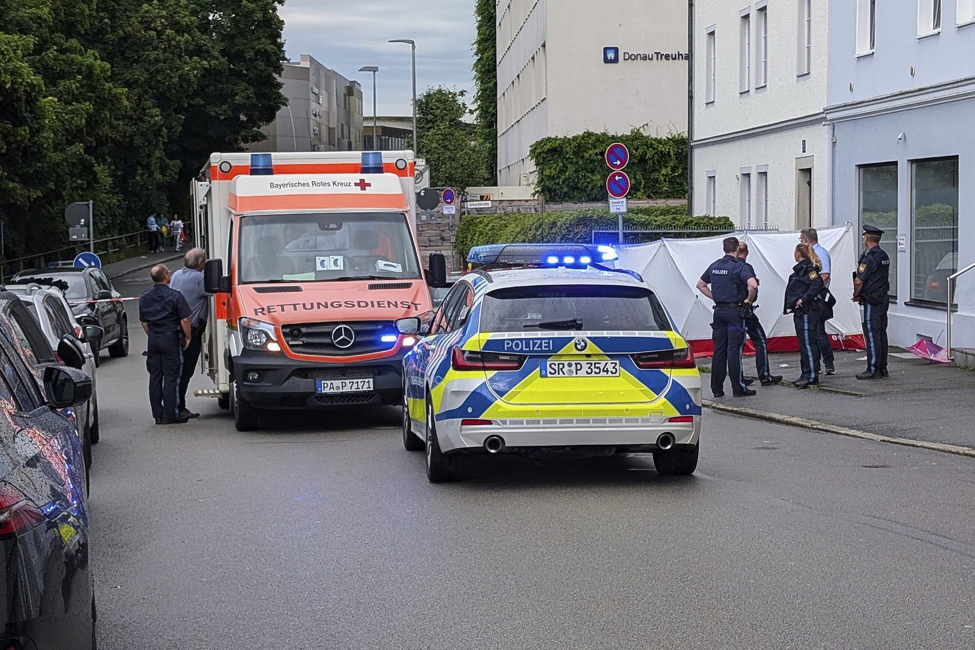 Mann fährt in Passau mit Auto in Menschengruppe