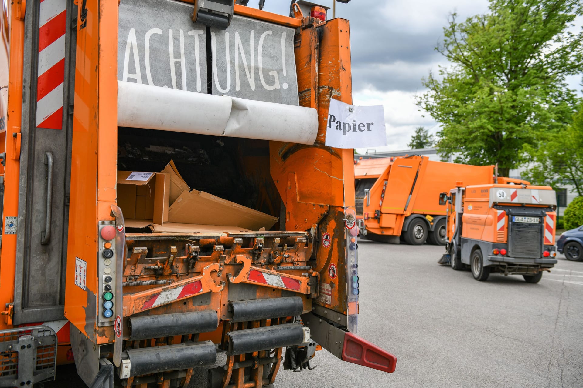 Ein Müllfahrzeug in Gladbeck (Archivbild): Rettungskräfte eilten am Donnerstagmorgen in die Gladbecker Innenstadt.